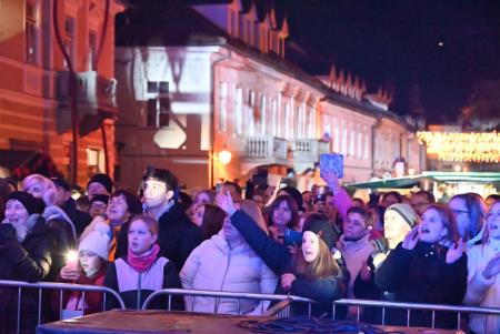 Temperamentna Tanja Žagar je razgrela kamniško publiko za najdaljšo noč v letu in silvestrovanje v centru Pravljičnega Kamnika (52)